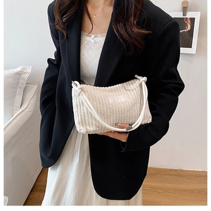 Gros plan sur un sac cabas en velours côtelé blanc avec texture nervurée et design moderne