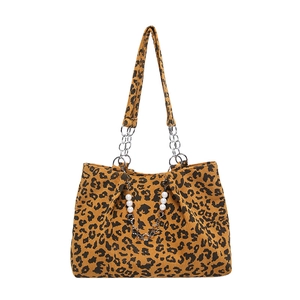Grand sac cabas léopard en velours côtelé avec chaîne en perles sur fond blanc pur