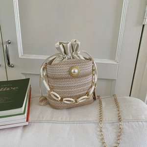 Sac seau en paille tissée avec perle et bandoulière en acrylique pour l'été