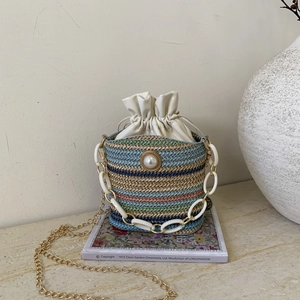 Sac seau tissé tendance à rayures colorées avec détail perle et double bandoulière