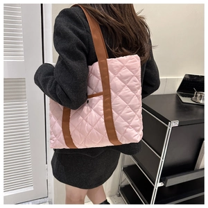 Sac fourre-tout matelassé rose sur modèle illustrant la grande capacité et le style chic