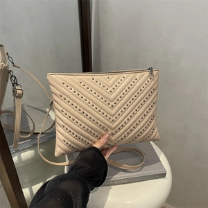 Sac à Épaule Enveloppe pour Femme Matelassé en V avec Rivets Grande Capacité Couleur Unie en Cuir PU Sac Bandoulière Mode Urbaine Simple Sac à Main