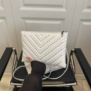 Sac bandoulière blanc matelassé avec clous et finitions en similicuir à coutures en V