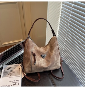 Détail du grand sac cabas vintage marron café avec texture rétro et métal décoratif
