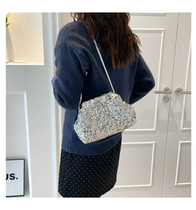 Détail du sac nuage à paillettes argentées avec texture plissée et chaîne élégante
