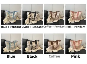 Détail de sacs cabas en toile avec imprimés graffiti et charms lapins mignons