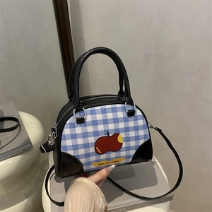 Borsa a quadretti bianca e blu con ricamo a mela rossa e tracolla in pelle nera
