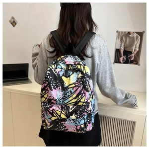 Détails de l'imprimé graffiti papillon coloré et du matériau imperméable sur ce sac à dos