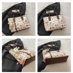 Détails du grand sac cabas avec imprimés graffiti ours et pendentif lapin mignon