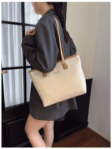 Detalle del bolso tote en cuero sintético crema y marrón con estampado moderno