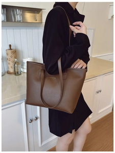 Vista lateral de un gran bolso tote marrón de cuero sobre el hombro para estilo formal