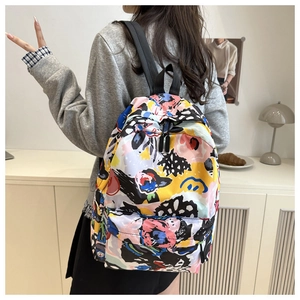 Vue détaillée d'un sac à dos léger présentant des motifs de graffitis abstraits colorés