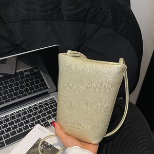 Champagner Goldene Eimer Tasche aus Litschileder mit Trageriemen im modernen Stil