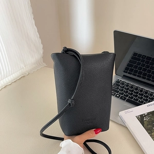 Minimalistische schwarze Beuteltasche aus Leder mit Litschi-Muster und Knotenschultergurt