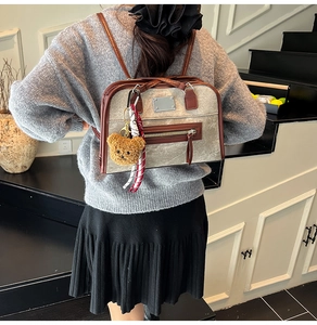 Détail du sac à bandoulière vintage en toile grise avec ours en peluche et ruban