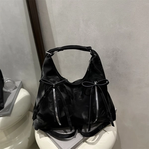 Sac hobo rétro en nylon noir avec rubans de nœud et détails à double fermeture éclair