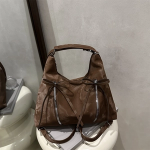 Sac fourre-tout vintage marron avec nœuds décoratifs et fermetures éclair en cuir