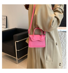 Mini sac bandoulière en cuir grainé rose avec ferrures dorées et poignée haute