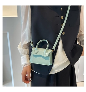 Détail du mini sac à main vert menthe en cuir PU avec texture litchi et bandoulière