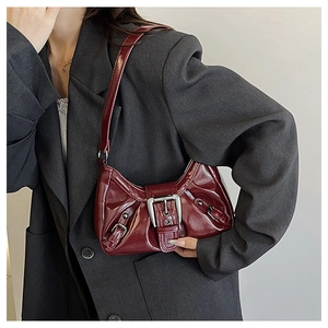 Nahaufnahme der tiefroten Lackleder-Tasche mit Vintage-Schnalle und Retro-Y2K-Design