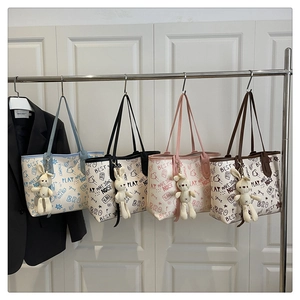 Vue détaillée de quatre sacs cabas en toile avec imprimés cartoon et breloques en peluche