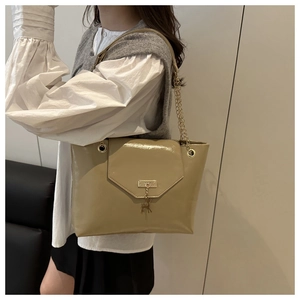 Détail du sac bandoulière en cuir verni kaki avec garniture dorée et chaîne