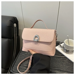 Détails du sac en cuir tressé rose montrant le fermoir en métal et la poignée