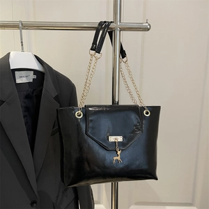 Sac à Épaule en Cuir PU Brillant pour Femmes Avec Bandoulière Chaîne Dorée Sac sous le Bras Grande Capacité Pendentif Cerf