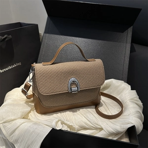 Sac bandoulière minimaliste en cuir tressé marron avec boucle en U en métal argenté