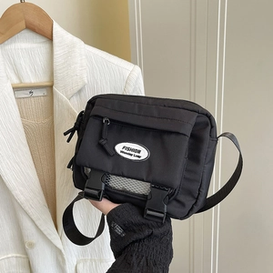 Borsa a tracolla giapponese in nylon nero per studenti con dettagli in metallo alla moda