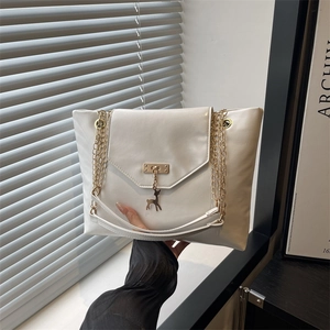 Sac fourre-tout chic en similicuir blanc avec poignées en chaîne dorée et pendentif
