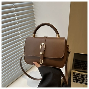 Sac bandoulière en cuir PU marron avec boucle dorée et poignée en scène lifestyle