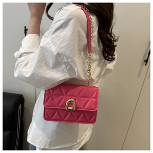 Détail du sac matelassé fuchsia avec fermoir fer à cheval et bandoulière chaîne