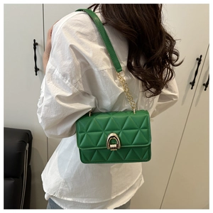 Détail du sac à bandoulière en PU matelassé vert avec fermoir doré et chaîne
