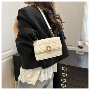 Détail du sac bandoulière matelassé blanc avec fermoir fer à cheval doré et chaîne