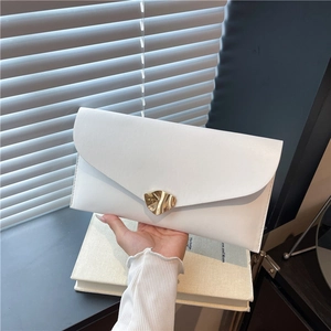 Pochette enveloppe blanche minimaliste avec fermoir doré élégant pour femme chic