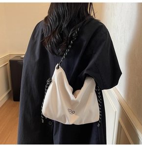 Große Nylon Hobo-Tasche mit markantem schwarz-weißem Seil-Schultergurt im Detail