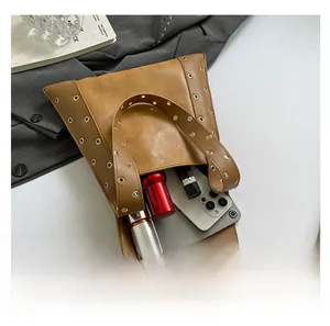 Vue intérieure du sac cabas en cuir marron vintage montrant sa grande capacité