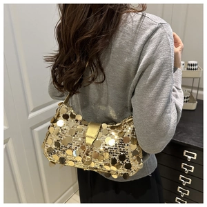 Détail d'un sac demi-lune à paillettes dorées sur modèle pour un style de soirée