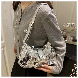Gros plan sur les paillettes argentées scintillantes et la bandoulière de ce sac