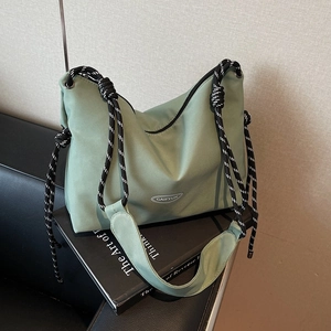 Grüne Nylon Hobo-Tasche mit geflochtenem Gurt für Freizeit und tägliches Pendeln