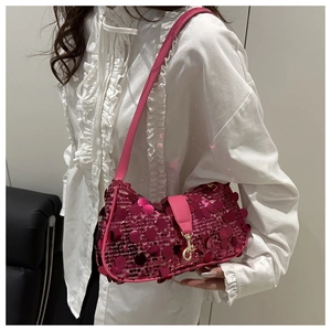 Détail du sac hobo à paillettes magenta avec fermoir à crochet et bandoulière en cuir