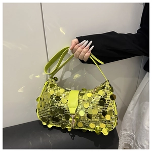 Détail du sac à bandoulière à paillettes vert fluo avec lustre métallique et dorures