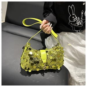 Détails des paillettes vert vif sur un sac à bandoulière tendance en demi-lune