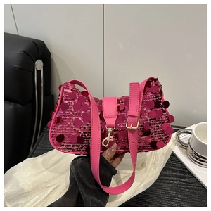 Gros plan détaillé sur la texture des paillettes rose vif du sac à bandoulière tendance