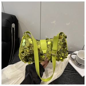 Détail du sac croissant à paillettes avec bandoulière réglable et boucle en métal