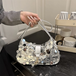 Sac hobo argenté à paillettes pour femme avec un design chic en forme de demi-lune
