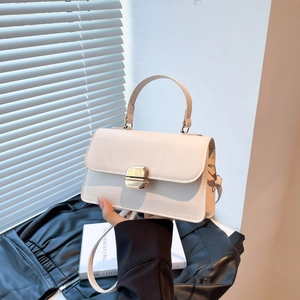 Bolso bandolera de cuero encerado vintage crema con cierre de metal dorado cuadrado