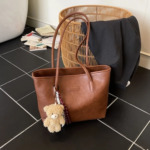 Women Large Capacity PU Leather Tote Bag With Teddy Bear Charm Fashion Label Casual Single Shoulder Commuter Handbag For School Office