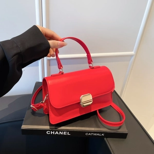 Bolso cuadrado vintage de cuero encerado rojo con hebilla dorada y asa superior